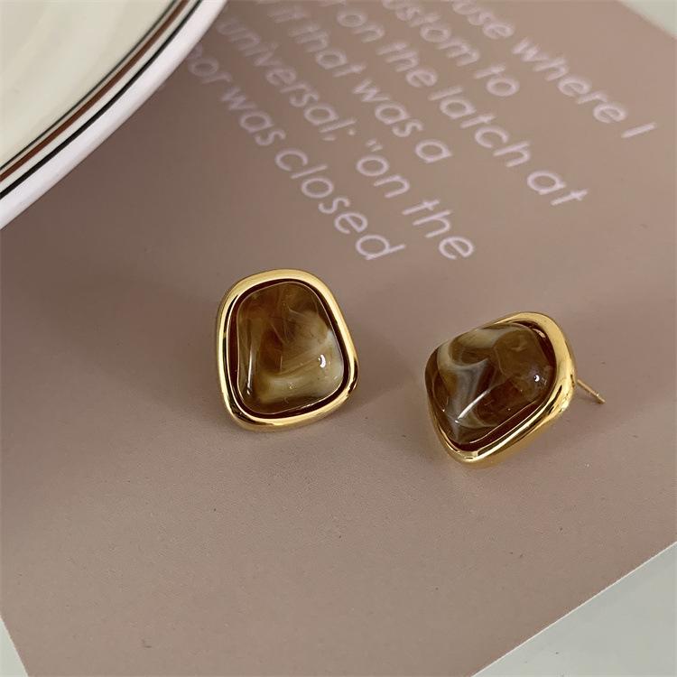 

Silver needle resin asymmetric round pendant earrings retro personality fashion versatile earrings light luxury high-end earrings
