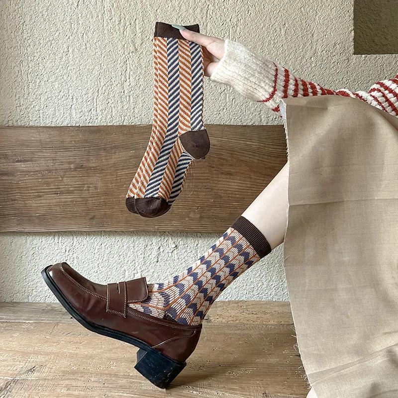 Autumn Winter Brown Mid Length Socks Fashion Grid Pattern Retro Fashion Mid Tube Sock Sweat Absorbing and Breathable Cotton Sock