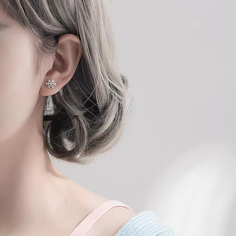 Stylowe Kolczyki Płatki Śniegu dla Kobiet - Elegancki Wzór Kwiatu Lodu, Kompaktowy Prezent Świąteczny, Dodatek Mody Inspirowany Koreą