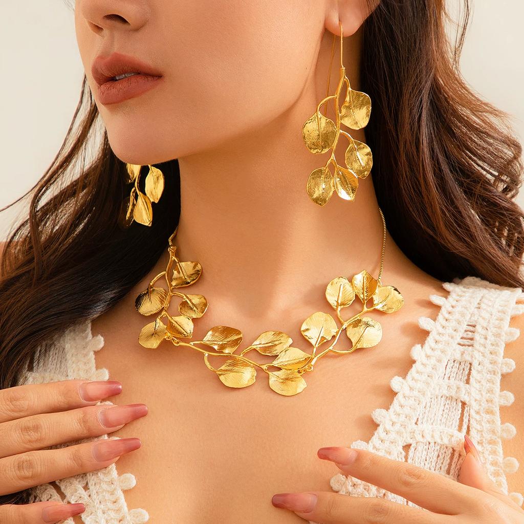 Collana Artistica in Metallo Pendente Foglia Oversize Catena in Lega Texturizzata Gioiello Statement Avant-Garde Boho Regalo