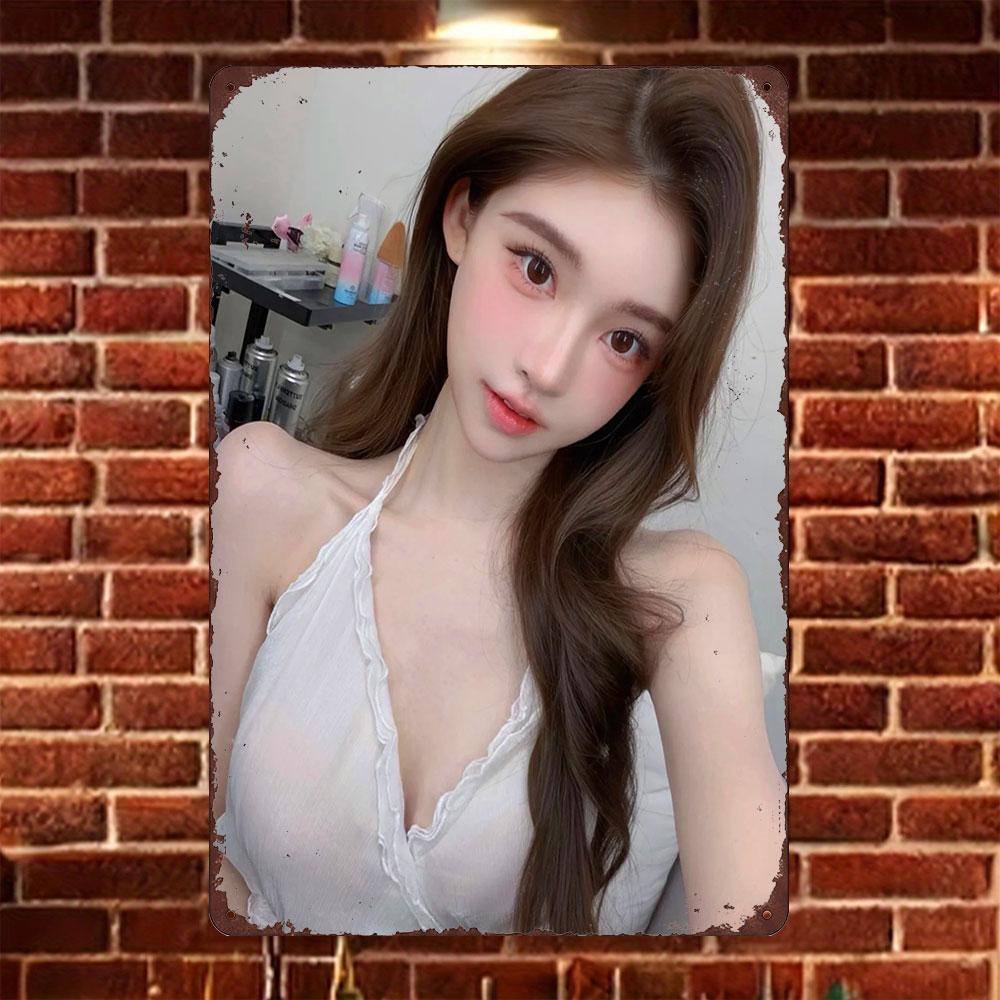 

HD Tin Sign Vintage Asian Girl in White Halter Top Taking Selfie Metal Wall Art Retro Decor for Home Bar Cafe 20x30cm（7.8x11.8inch）