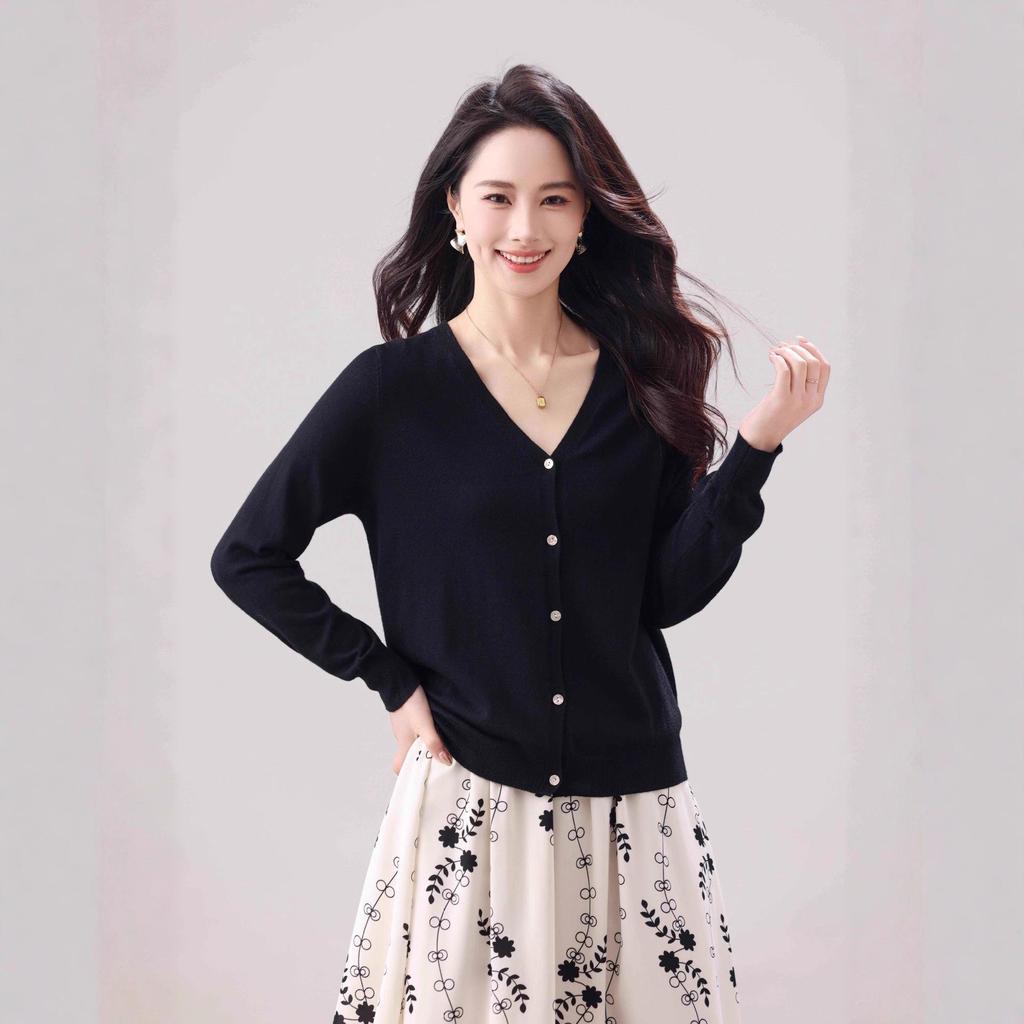 Autumn Wool V-Neck Women's Loose Slimming Knit Cardigan Sweater.