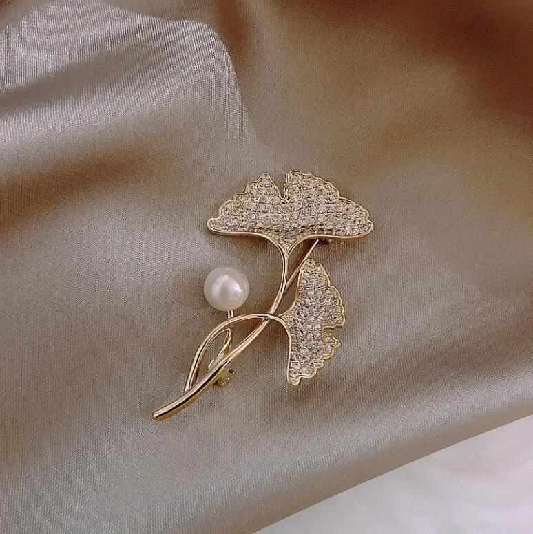 Fashion Pearl Maple Leaf Rhinestone Brooches For Women Elegant Metal Fixed Clothing Pins Daily Jewelry Accessories
