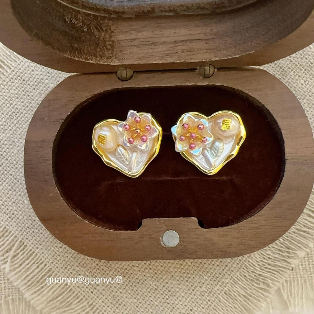 Elegant Heart-Shaped Freshwater Pearl Stud Earrings - Stylish, Luxurious, and Versatile for Women.