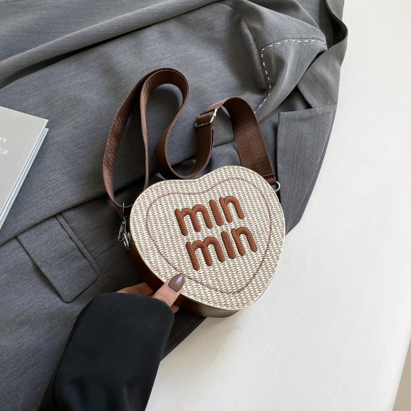 

Модные и популярные сумки для девочек 2025 года, весна, новый сладкий и изысканный дизайн, высококачественная контрастная маленькая сумка коричневый