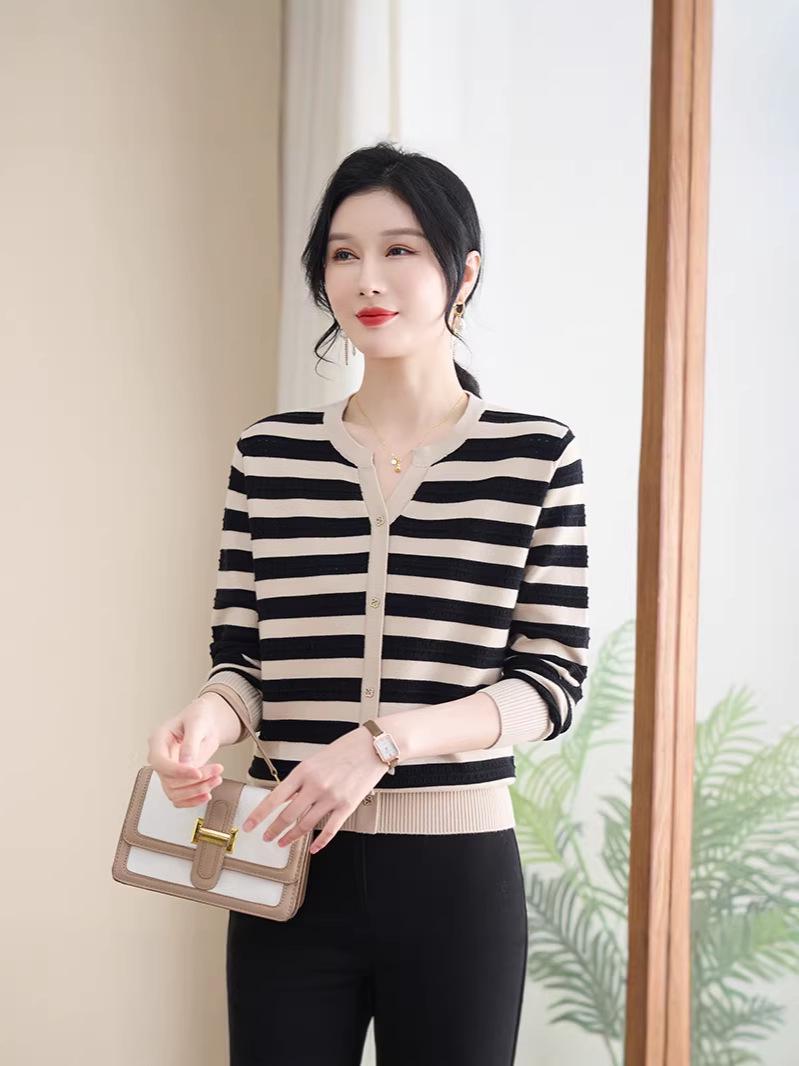 

Mom s Stylish Striped Knit Top for Spring & Autumn - 2026 Midlife & Senior Fashion 3XL (145-160 lbs) чёрный