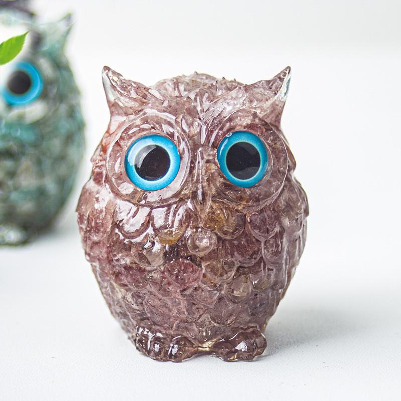 Uil als bureaudecoratie van kristalhars met glinsterende steentjes, ideaal als cadeau voor thuis of op kantoor.