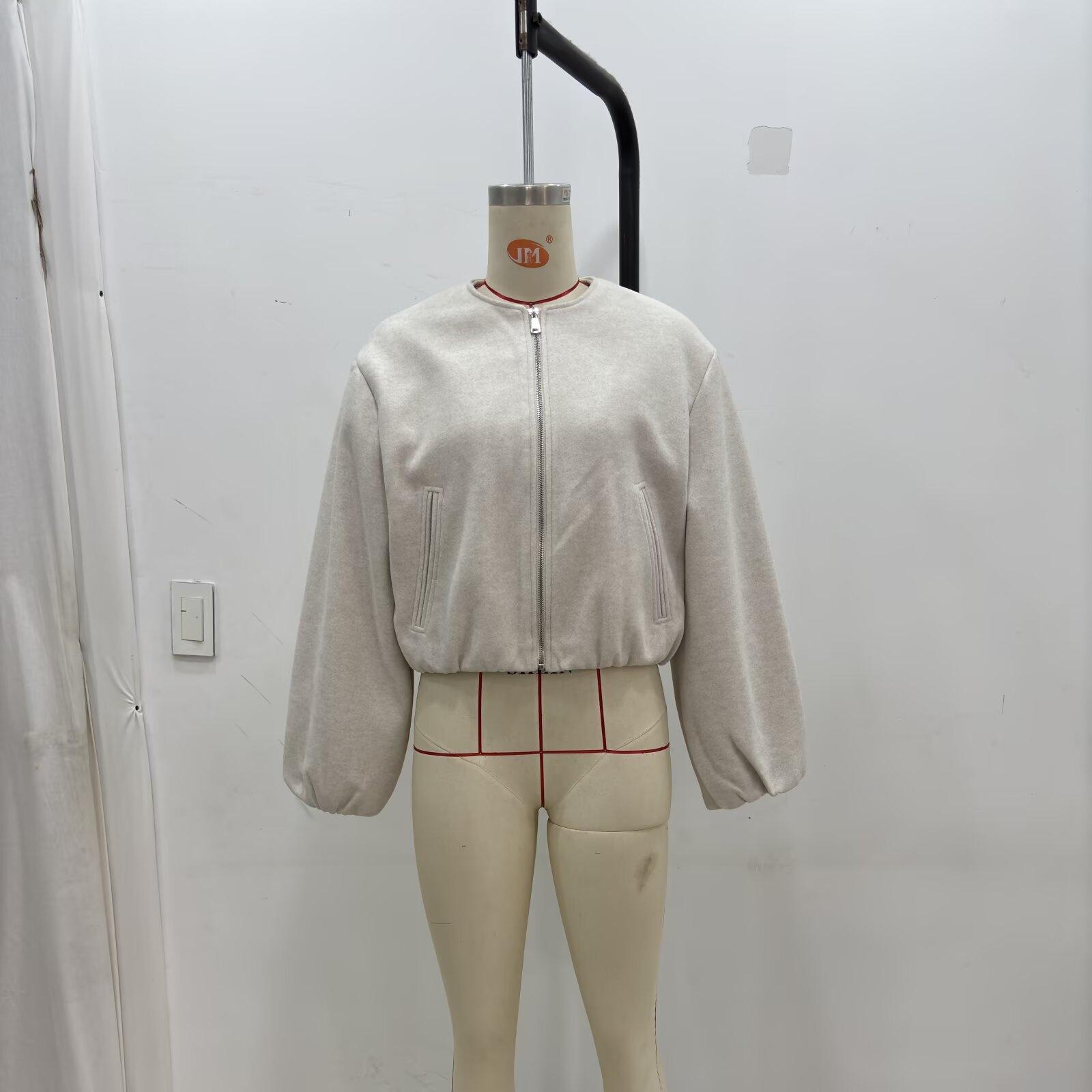 

Женская короткая куртка на молнии черного, бордового, бежевого и серого цветов S