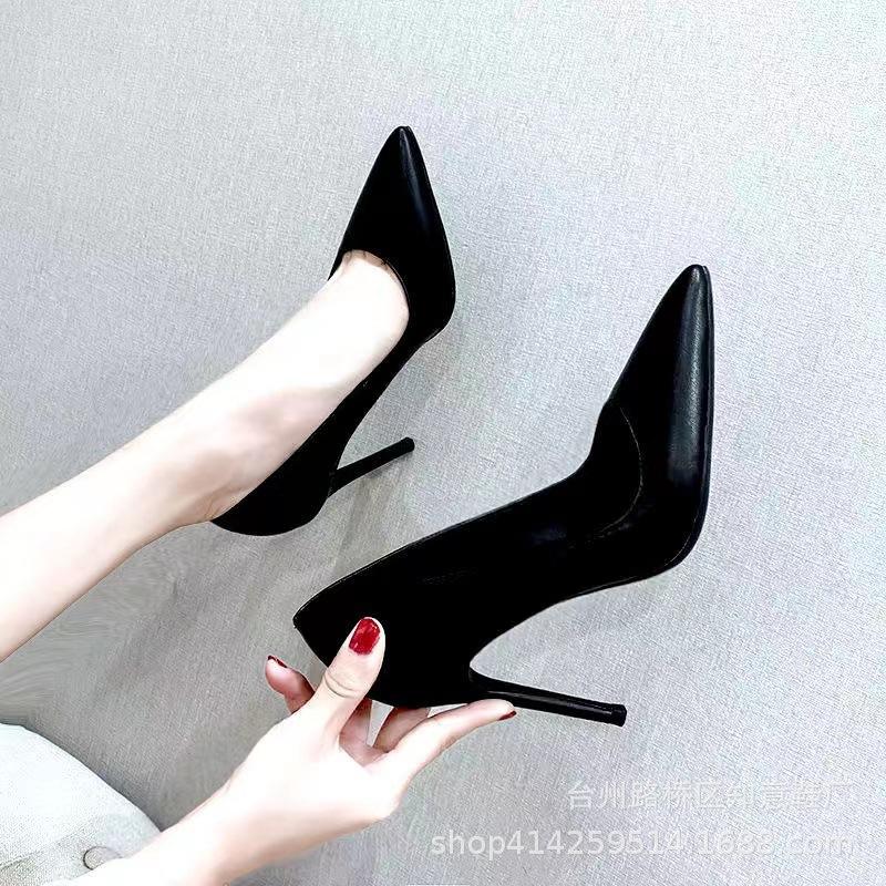 

Туфли на высоком каблуке женские 2025 новые большие размеры черные тонкие каблуки заостренные легкие замшевые профессиональные темпераментные студенческие этикетные туфли 43
