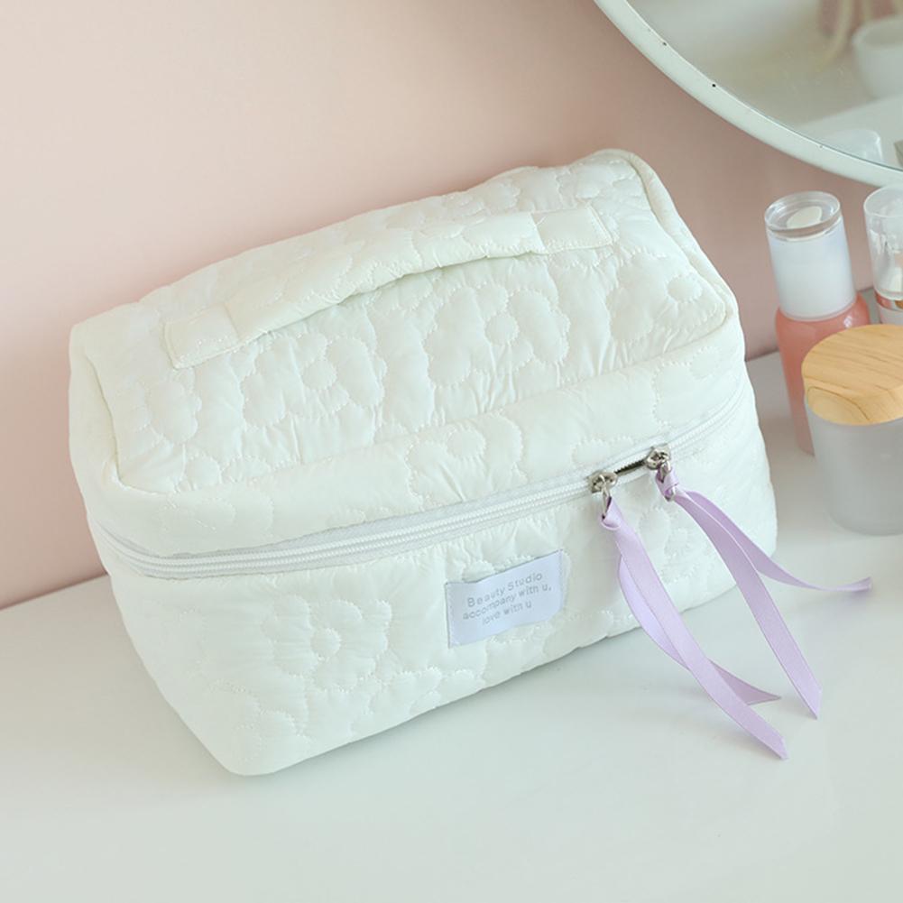 

Quilted Flower Makeup Case Pouch Large Capacity Travel Bag Cute Portable Multifunction Fashion Soft Casual for Weekend Vacation білий