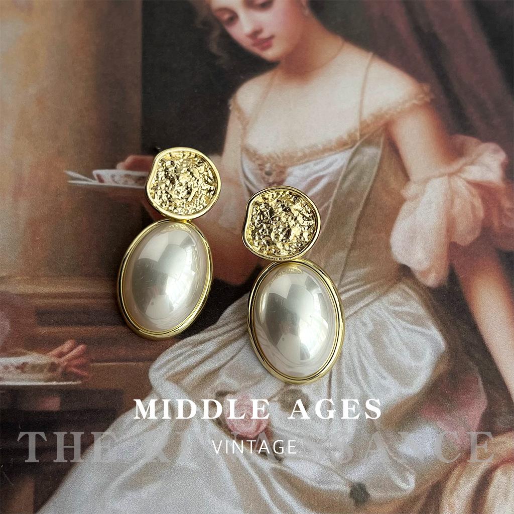 Light Medieval French Retro Hammer Pattern Metal Pearl Earrings Elegant Temperament Stud Earrings