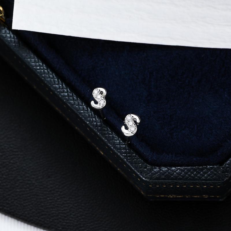 

Серьги Banyan Tree S925 Silver с персонализированными буквами и бриллиантами — одиночные серьги-гвоздики в форме косточки для ушей для мужчин и женщин ES2395-S платиновый