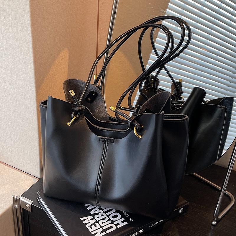 

Вместительная весенняя ретро-сумка через плечо женская 2025 новая сумка для поездок на работу нишевая высококлассная простая сумка-тоут темно-коричневого