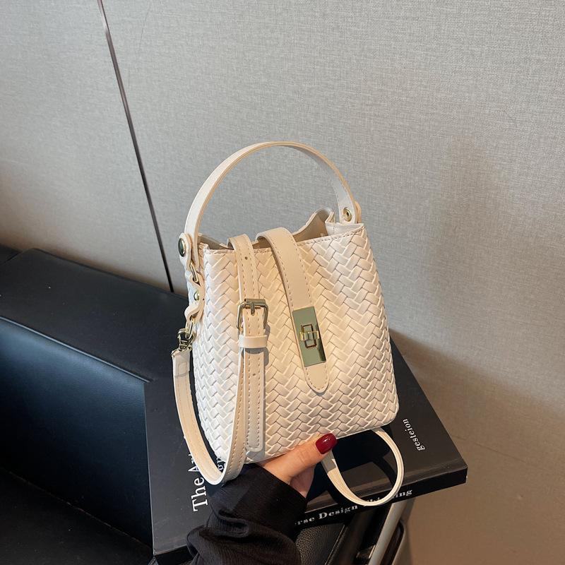 Fashion hand carrying bucket bag women's autumn and winter new niche simple casual woven shoulder messenger bag