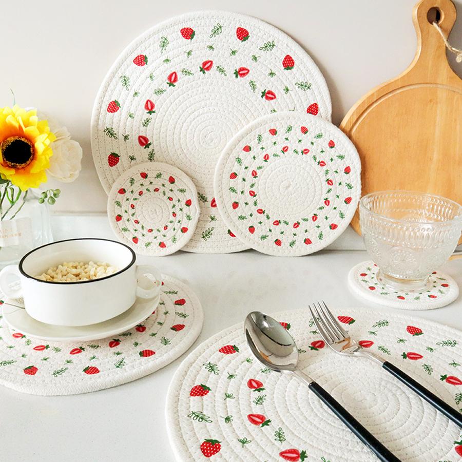 [Vierteiliges Set] Tischsets und Untersetzer aus Stoff mit Erdbeerdruck - Niedlicher Landhausstil, Fruchtthema, Schreibtisch-Hitzeschutz und rutschfeste Dekormatte