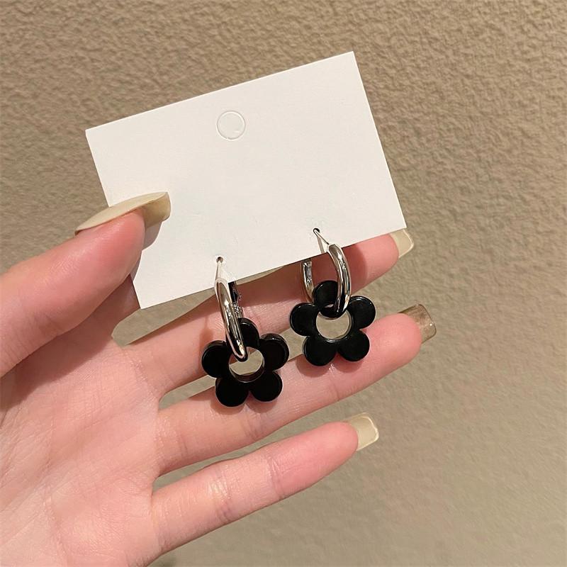 

Серьги-контрастные круги из черной смолы в стиле ретро в корейском стиле