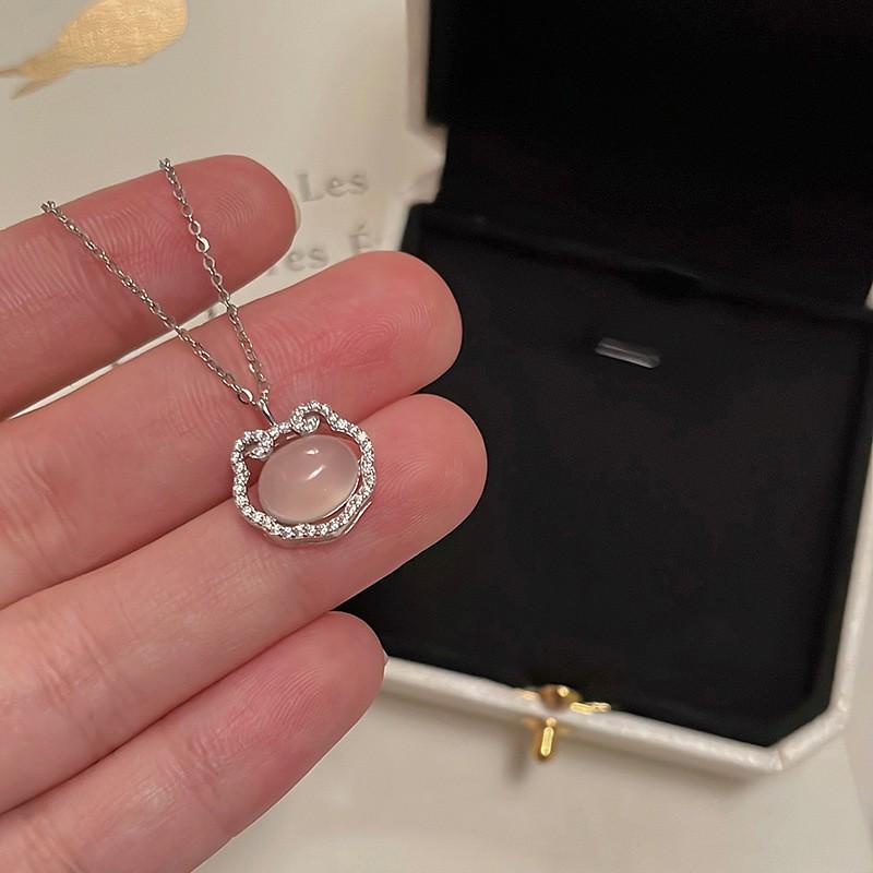 Elegant White Agate Peace Lock Necklace for Women – Minimalist Chinese Style Clavicle Chain