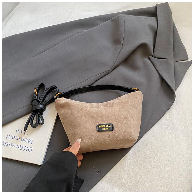 2025 new versatile bucket bag ins small bag shoulder messenger bag niche design retro commuter bag women