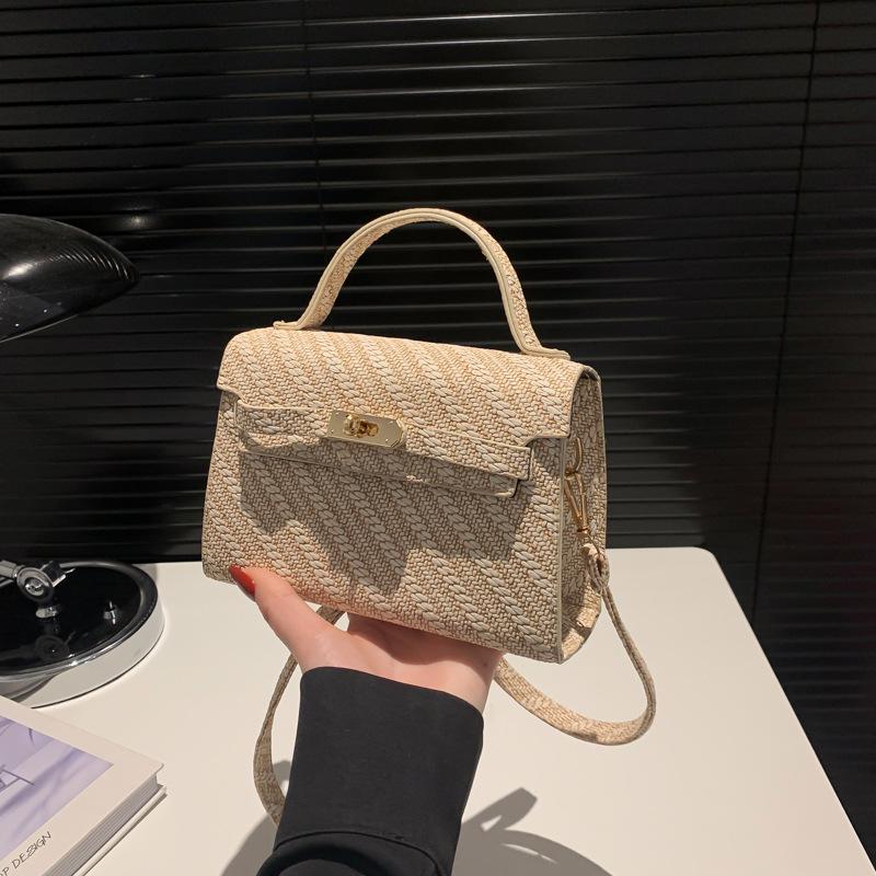 

Корейська версія модної маленької квадратної сумки проста сумка жіноча сумка 2024 весна нова приміська сумка суцільний колір сумка через плече з косим розмахом приплив хакі