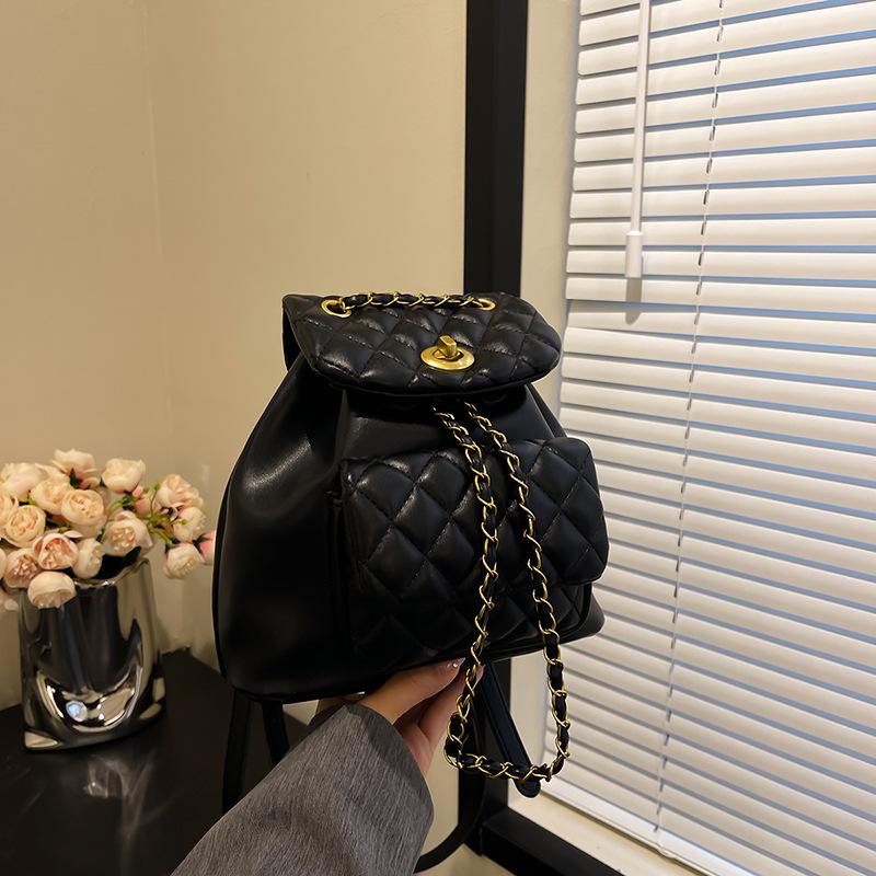 

Женский рюкзак с вышивкой ромбами 2024 года, новый универсальный рюкзак с цепочкой высокого класса, модный дорожный маленький школьный рюкзак чёрный