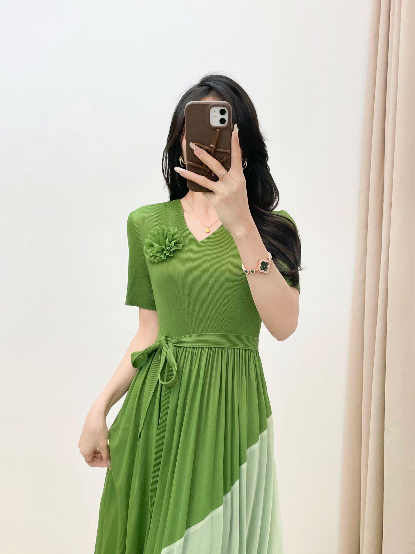 

Elegant Color Block Pleated Plus Size Summer Dress with Short Sleeves One Size (40-100kg) армія зелений колір
