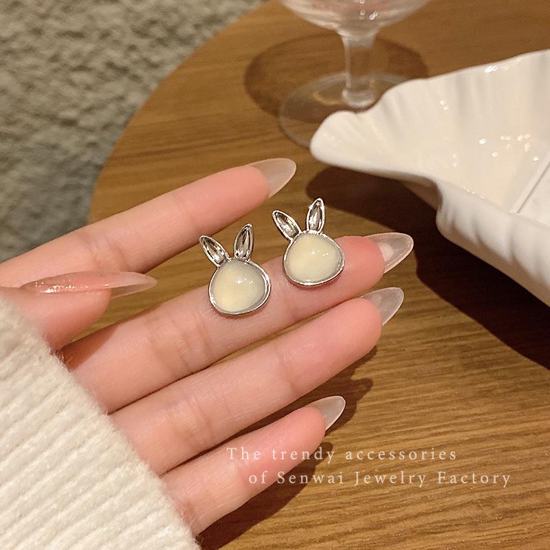 

Xiaohongshu cute rabbit small stud earrings women s small temperament Internet celebrity earrings design sense retro earrings