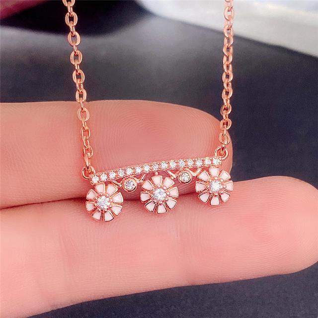 

Новое маленькое ожерелье с подвеской в ​​виде свежих белых цветов для женщин с блестящим камнем, нежное повседневное ожерелье, модные украшения 45cm