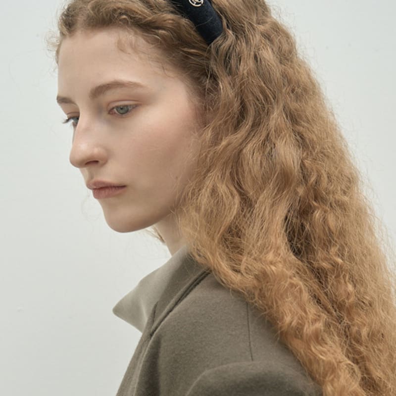 MOMET [Gift Wrapping] Circle Hairband Black Suede