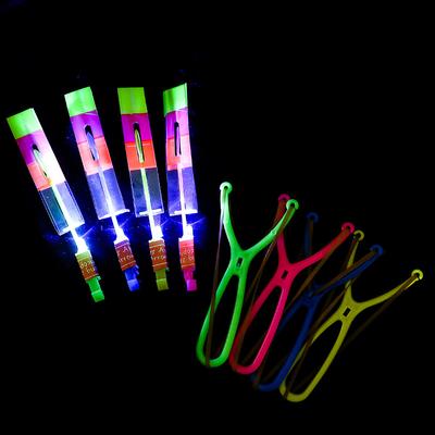 5 Stücke Erstaunliche Licht Spielzeug Pfeil Hubschrauber Rotierenden Led Fliegende Spielzeug Party Spaß Geschenk Gummiband Katapult für Kinder