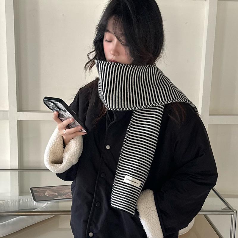 

Chic Korean Style Black & White Wool Pinstripe Scarf: Elegant Autumn/Winter Neck Warmer