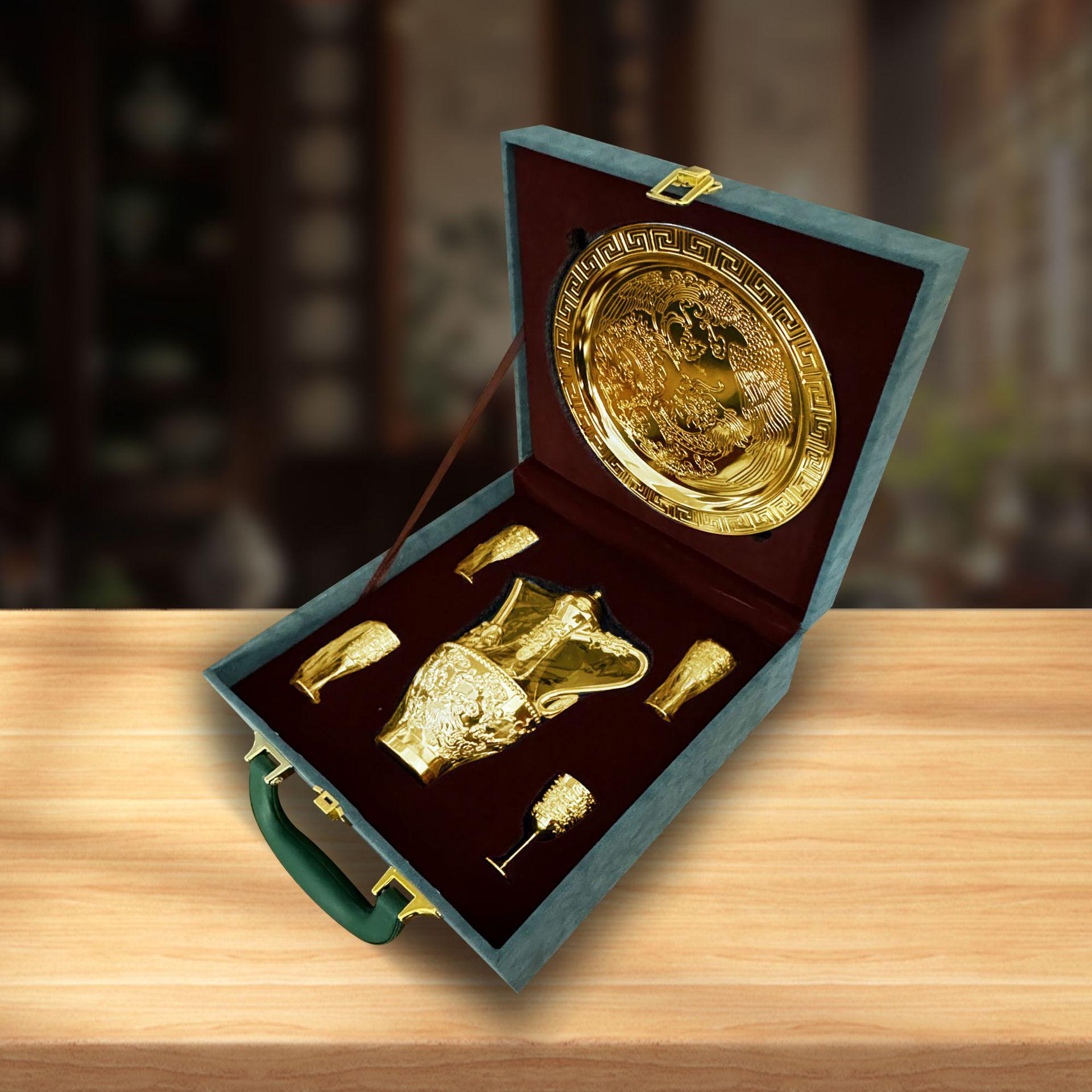 

Изысканный позолоченный винный набор с драконом и фениксом: Серебряный резной кувшин и утварь для домашнего декора и подарков