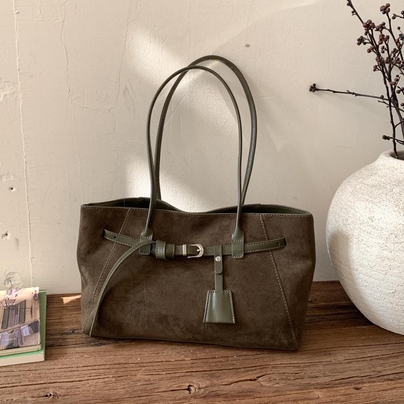 

Korean version of niche bag women s 2025 winter new retro shoulder armpit bag large capacity commuter tote bag зелений