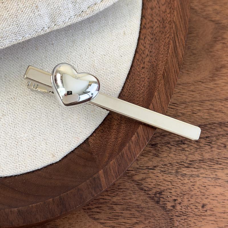 

Милые прохладные серебристые заколки в форме сердца для боковых прядей для женщин простые заколки женская мода аксессуары для волос для вечеринок подарок для девушки