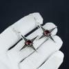 Zarte Ohrringe mit roten Granat-Edelsteinen in Sternform, 925 Sterlingsilber-Ohrringe, handgefertigter Boho-Silberschmuck, baumelnde Ohrringe, Jubiläumsgeschenk