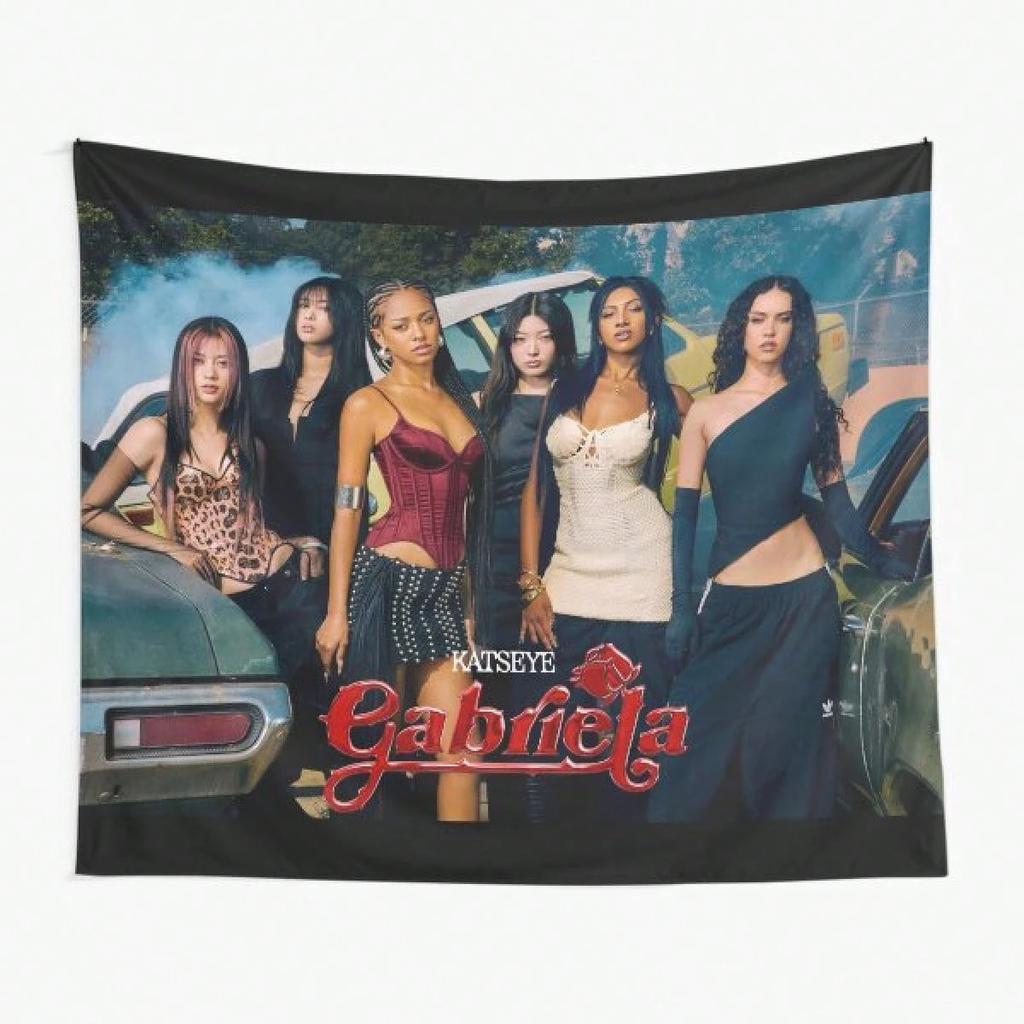 1 Stück KATSEYE Trendige Girlgroup Wandteppich Polyester 2D Bedruckte Dekoration Stilvolle Schlafzimmer Wohnzimmer Wandkunst Perfektes Geschenk