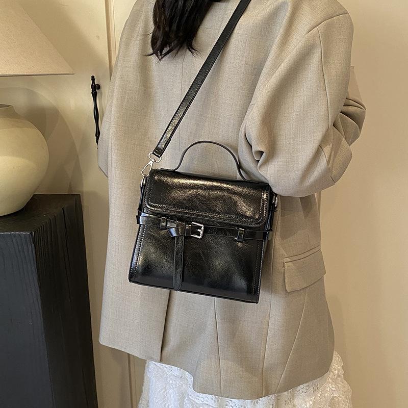 2025 autumn and winter new retro commuter hand carry small square bag fashion casual shoulder bag feeling versatile messenger bag