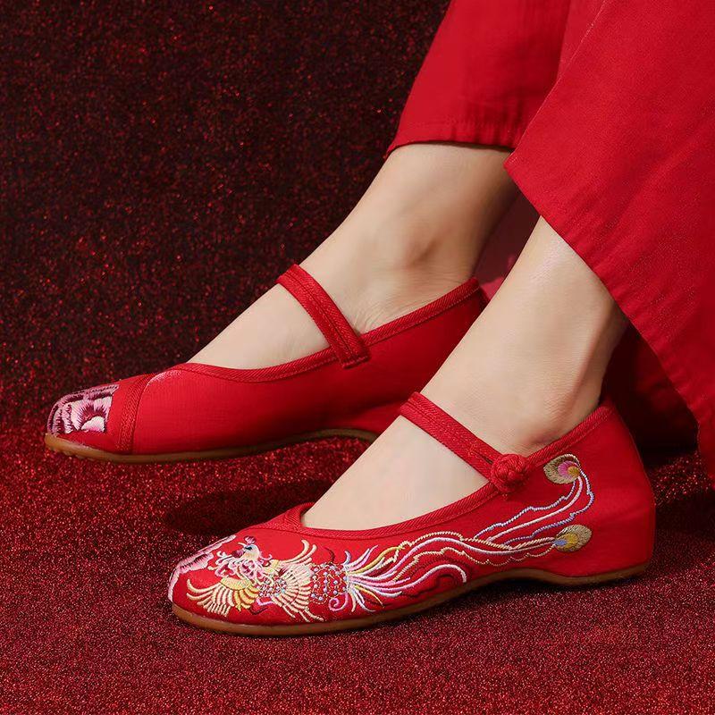 Woman's Ethnic Style Low Heel Embroidered Shoes Rubber Sole Round Toe Shallow Cheongsam Shoes Mary Jane Shoes Red Wedding Shoes