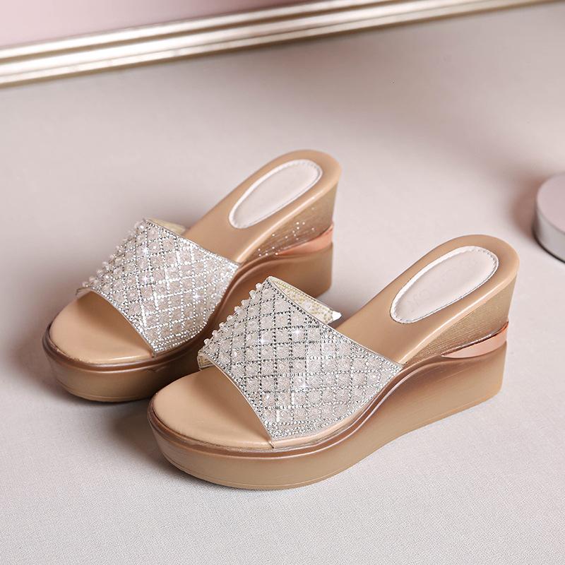

Летние крутые шлепанцы со стразами 2025 женские на толстой подошве-маффин новые противоскользящие для воды, тапочки-слайды с пайетками для внешней торговли 40 серебряный