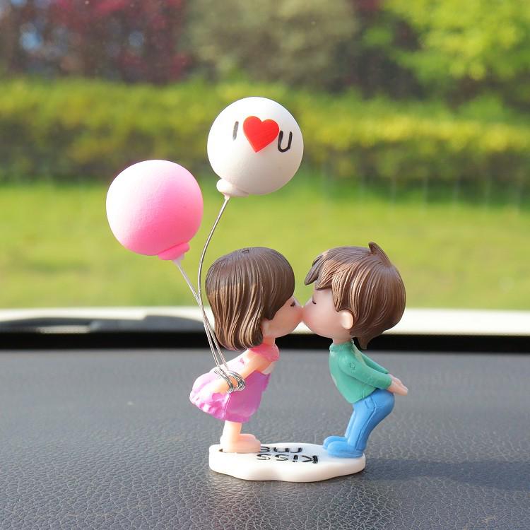 Adorable Kissing Couple Car Ornaments - Cute Interior Decorations for Cars