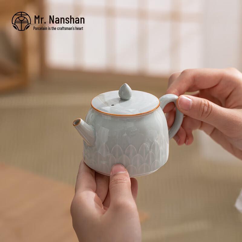 

Nanshan Xiansheng Lotus Petal Ceramic Gongfu Teapot