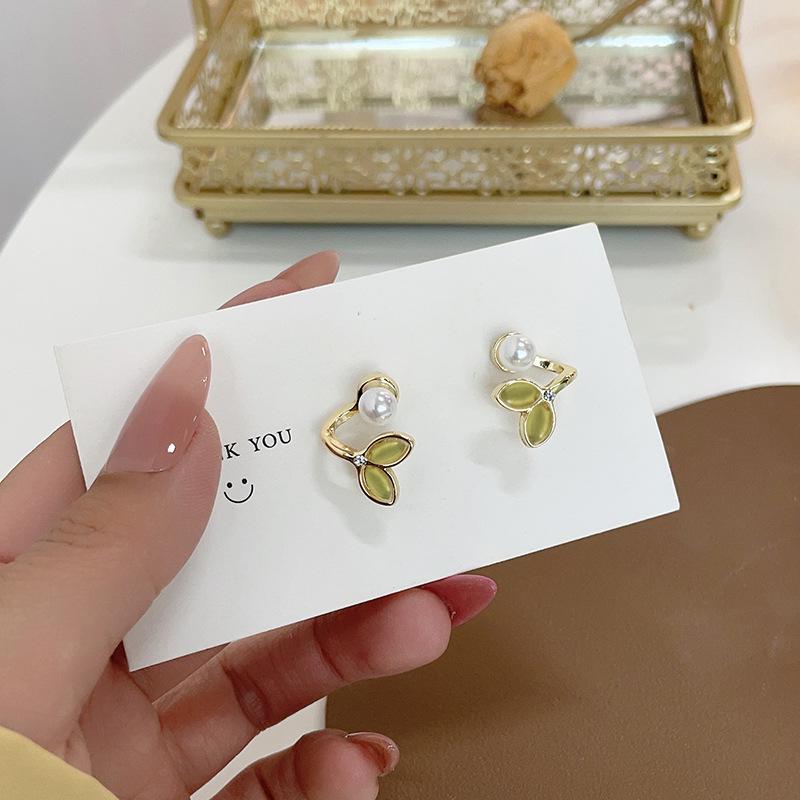 

S925 Silver Korean Cat s Eye Stone Fishtail Stud Earrings with Pearls - Elegant Retro Design.