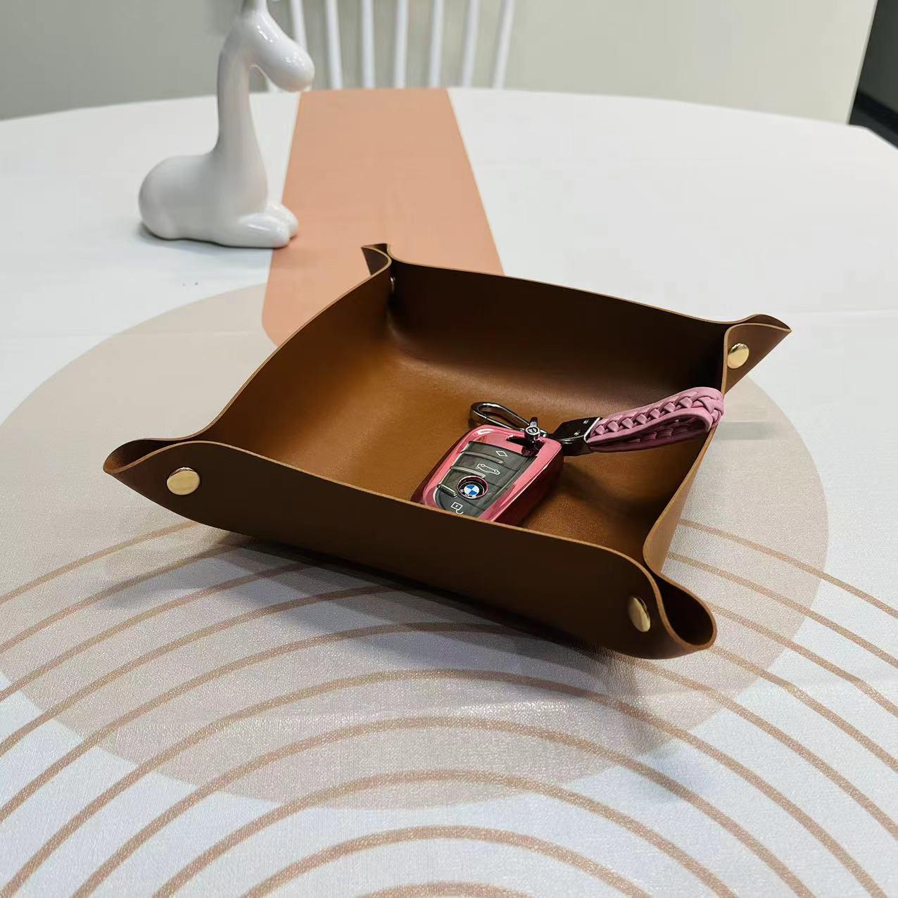 

Складной кожаный лоток для хранения для ключей в прихожей и организации рабочего стола, возможен индивидуальный логотип. 20x20 cm