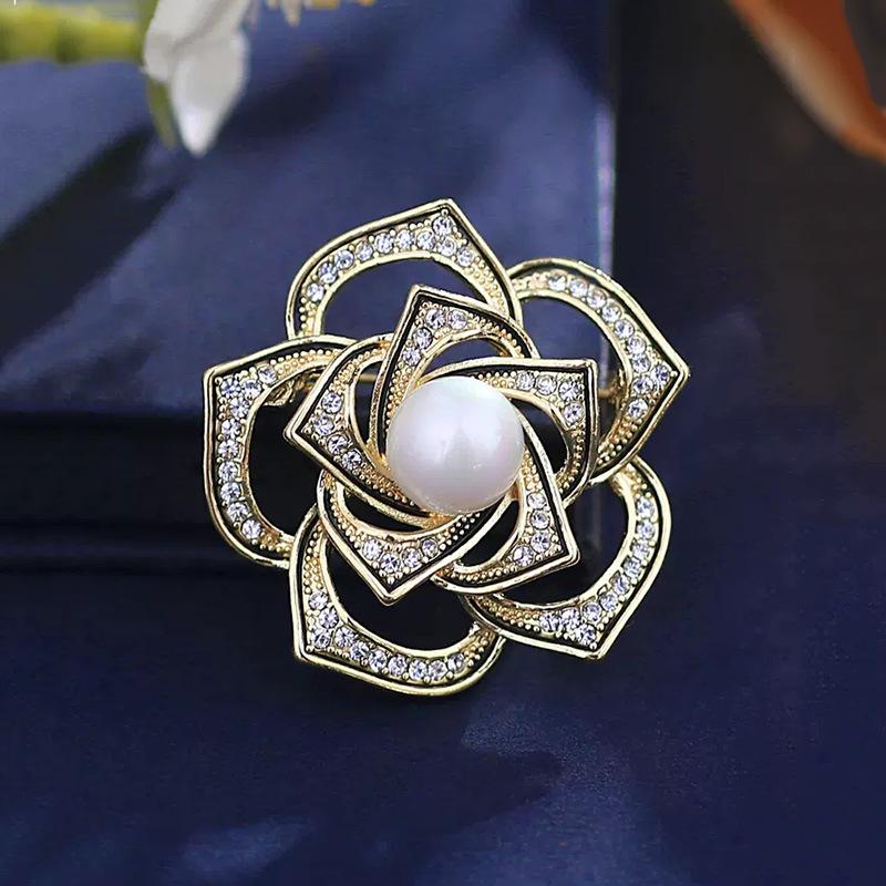Broche Camélia, Charme Féminin Haut de Gamme, Broche Perle Délicate et Élégante