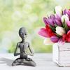 Zahradní umělecká socha Meditující socha Mimozemské figurky pro vnitřní venkovní domov kancelář