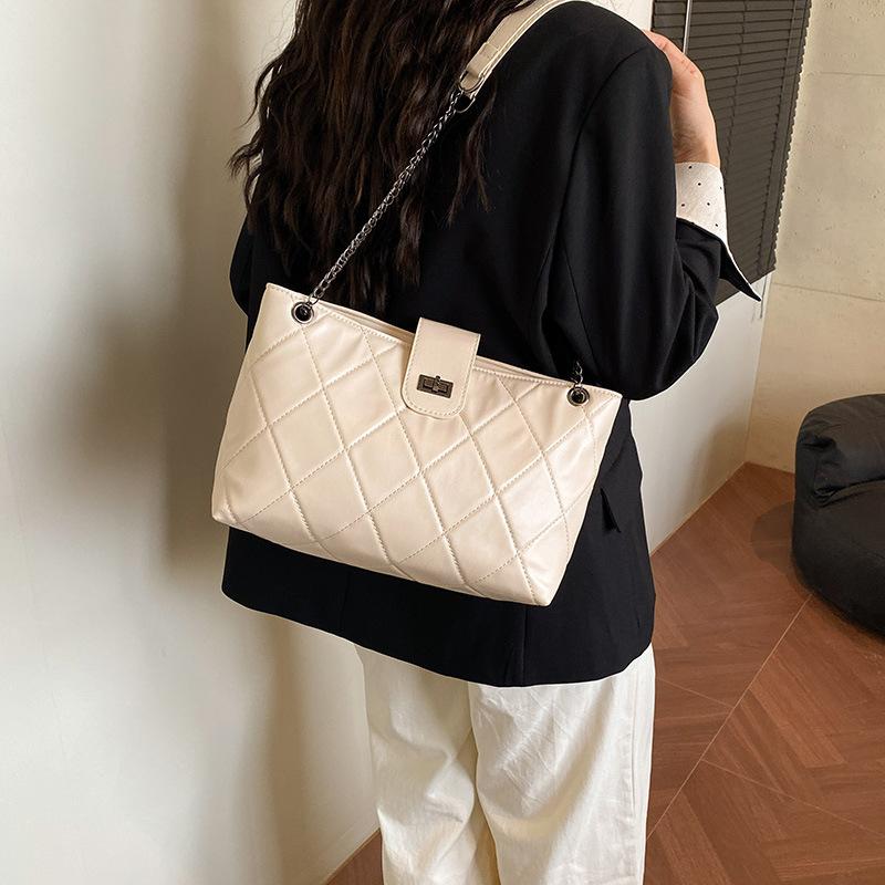 Large Capacity Diamond Chain Bag Women's 2025 New Versatile Shoulder Underarm Bag Niche Fashion Leisure Commuter Bag