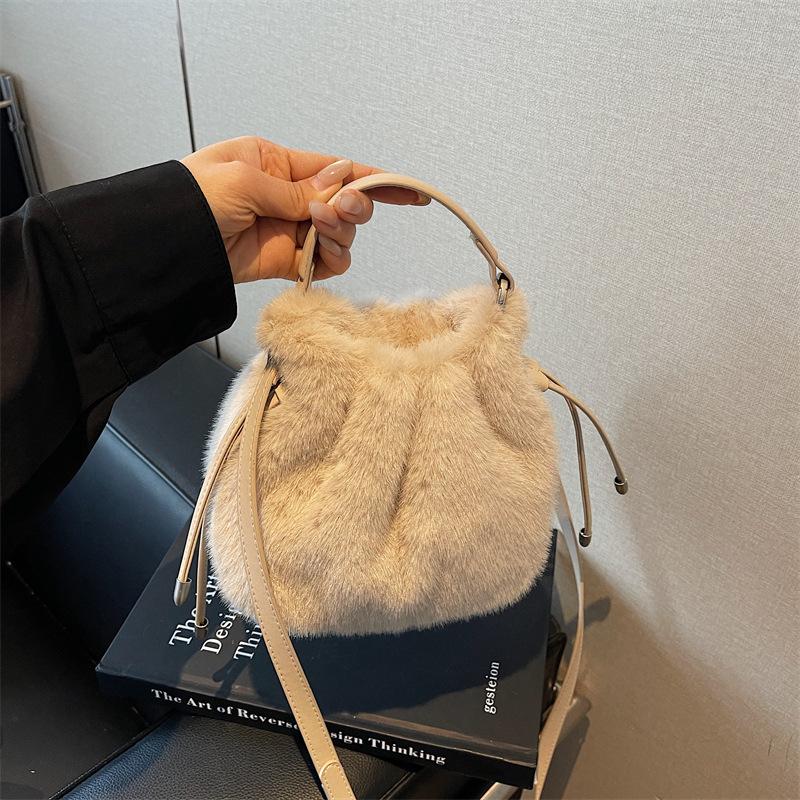 New Plush Bucket Bag Women's Daily Versatile Messenger Bag Fashion Shoulder Bag Pleated Fluff Handbag
