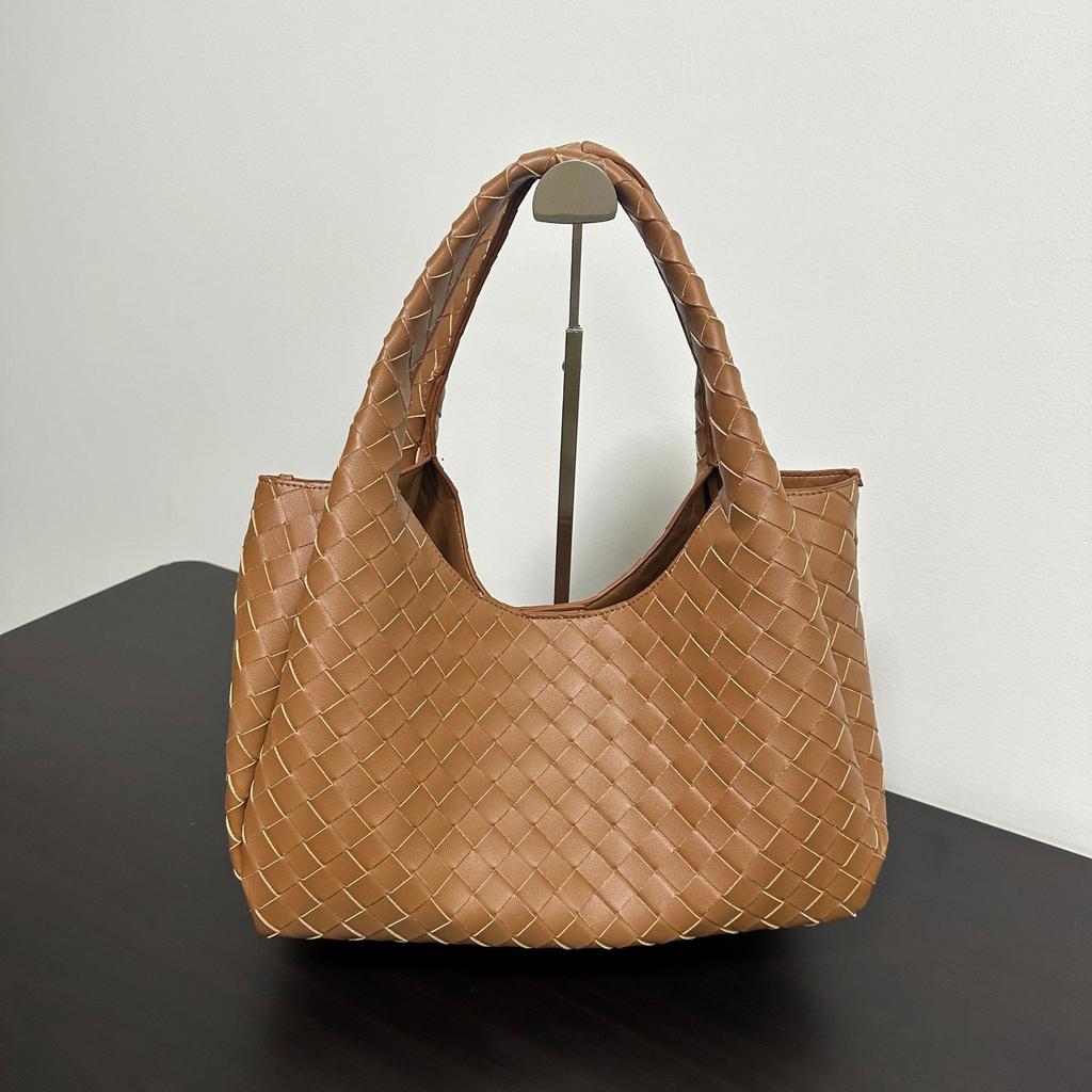 Hand-woven European and American Retro Texture Versatile Handbag Large Capacity Leisure Commuting Fashion Simple Tote Bag