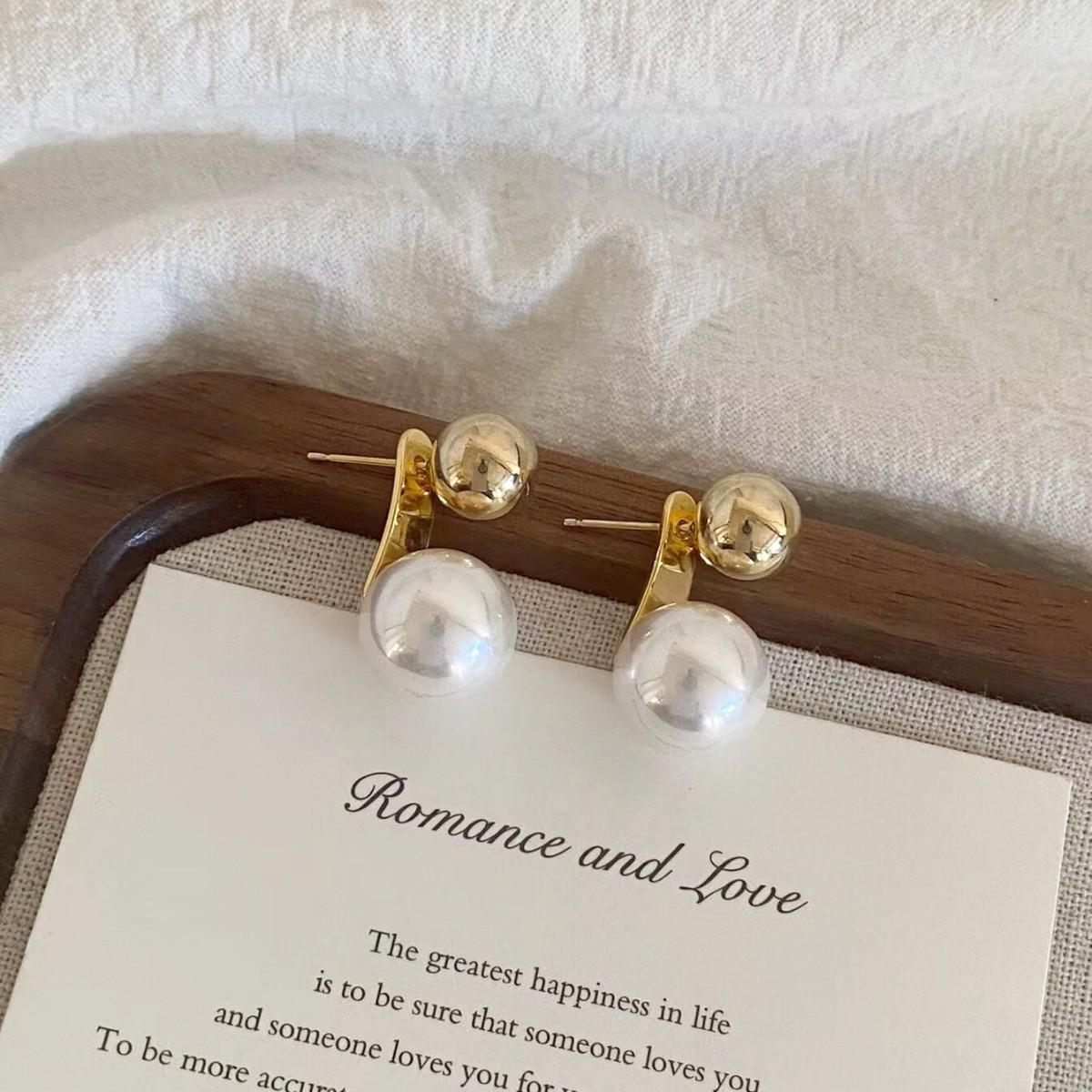 Elegant Retro Pearl Stud Earrings: Versatile, High-End Design for Women