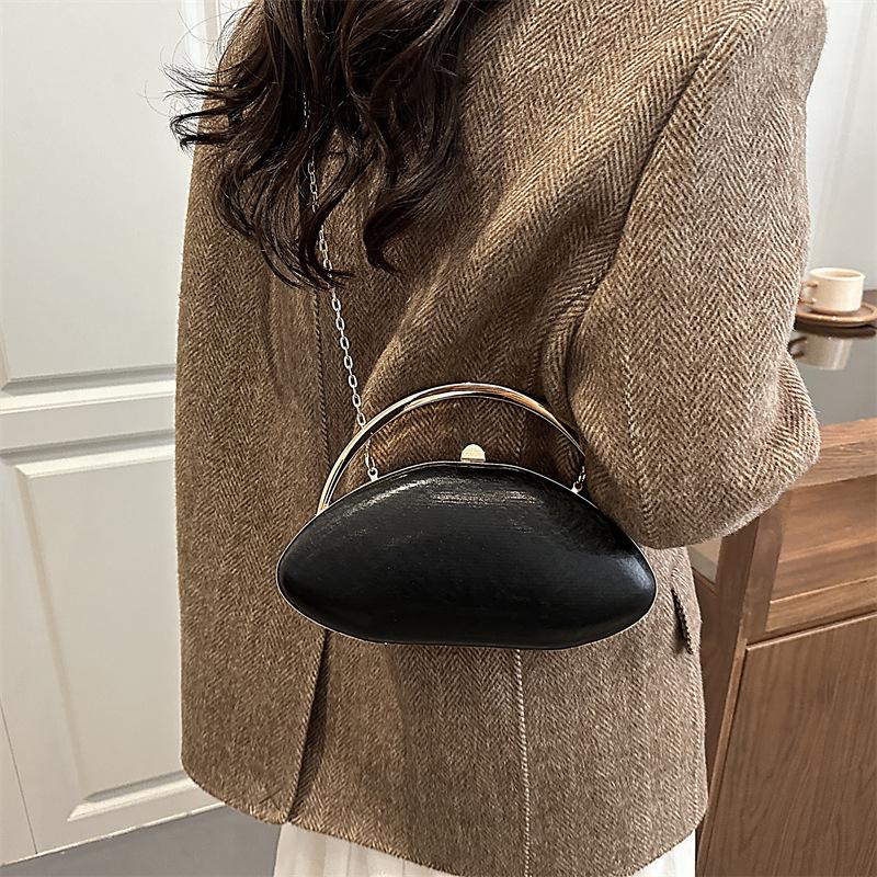 Designer Shell Shape Clutch Bag with Metallic Closure Chain Dinner Purse Women Evening Party Leather Shoulder Crossbody Handbags