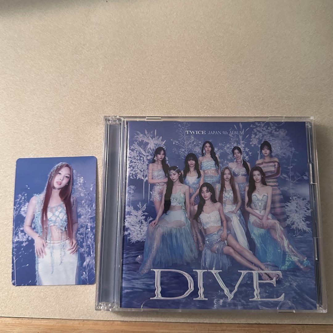 

[USED] Price reduced TWICE DIVE limited A edition with trading card and bonus